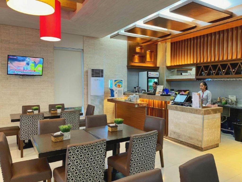 District 21 Hotel Iloilo City Exteriör bild