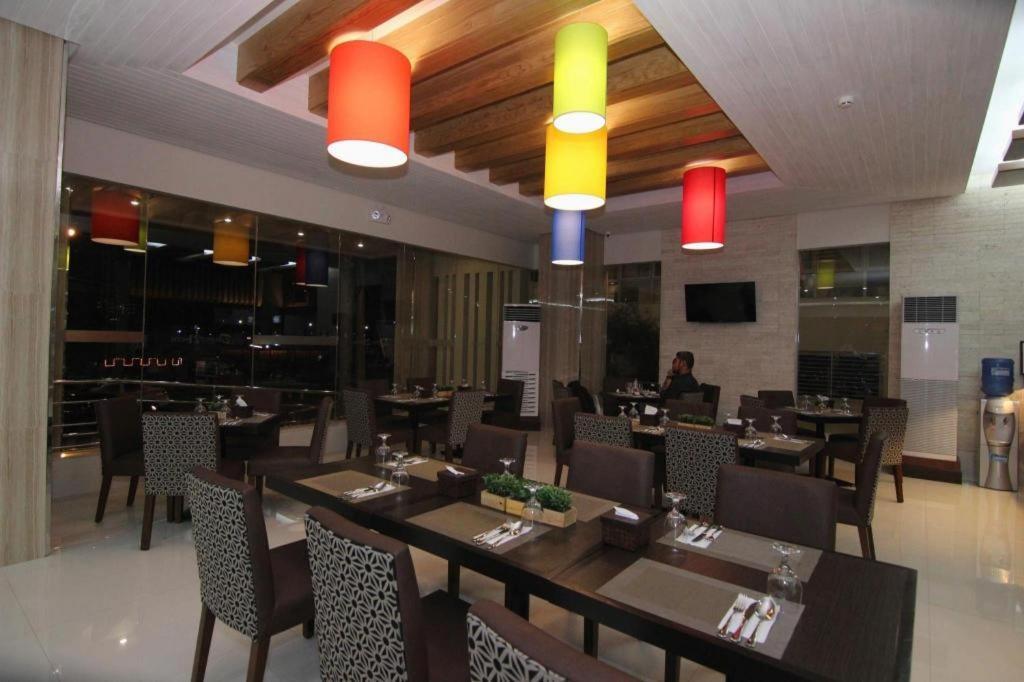 District 21 Hotel Iloilo City Exteriör bild