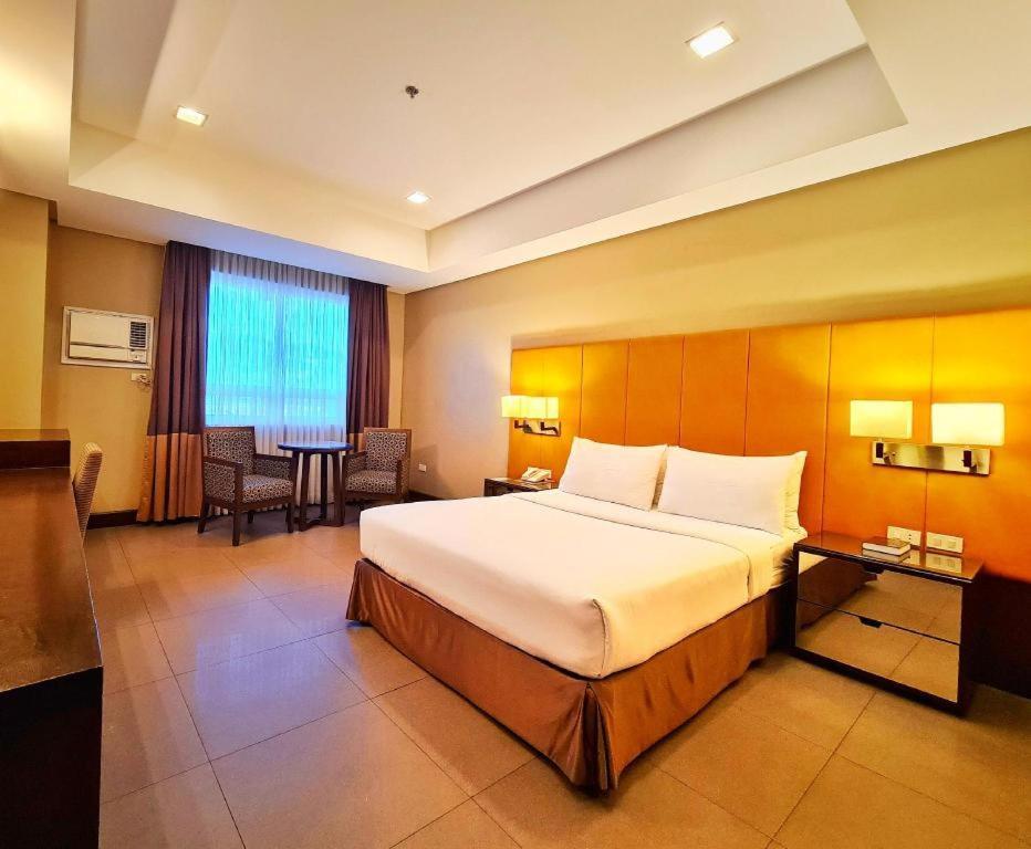 District 21 Hotel Iloilo City Exteriör bild