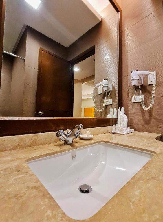 District 21 Hotel Iloilo City Exteriör bild
