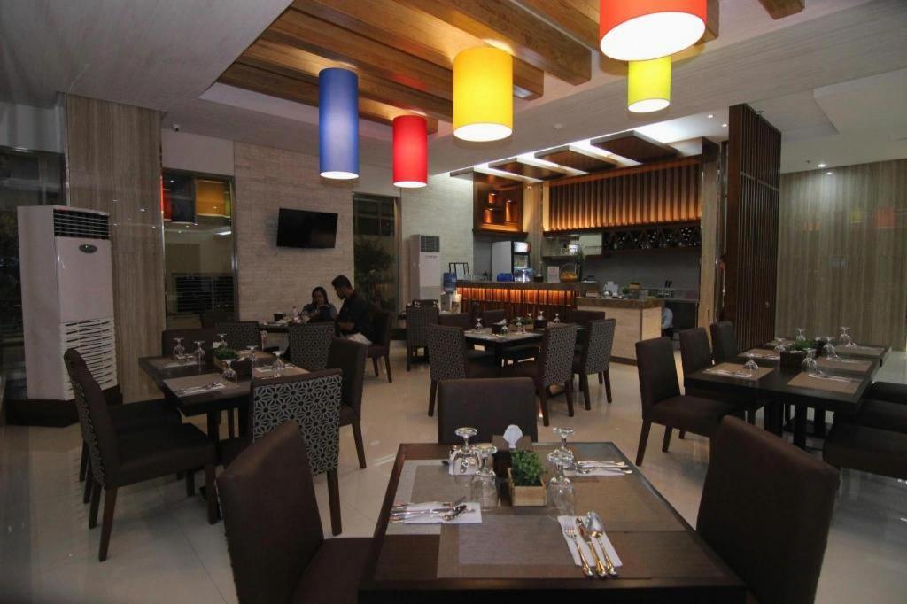 District 21 Hotel Iloilo City Exteriör bild
